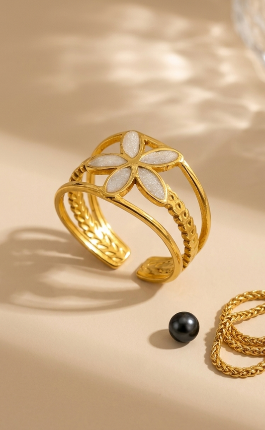 Anillo Ajustable Flor de Oro Elegancia en Blanco