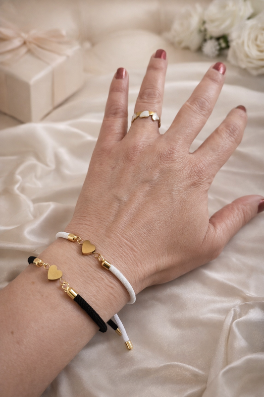 Anillo Ajustable Corazon de Oro Elegancia en Blanco