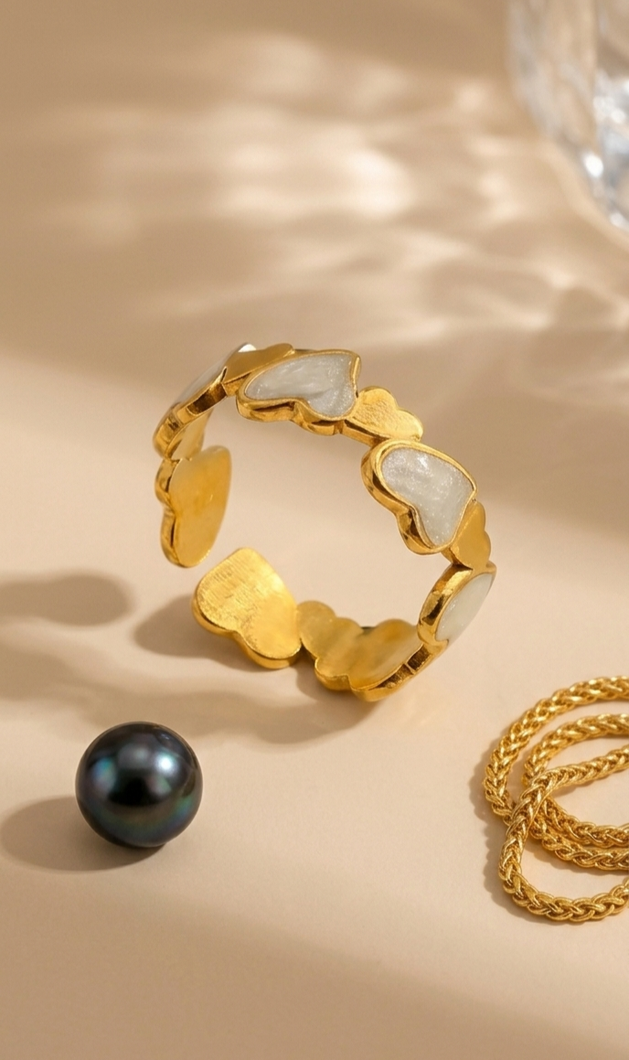 Anillo Ajustable Corazon de Oro  Elegancia en Blanco